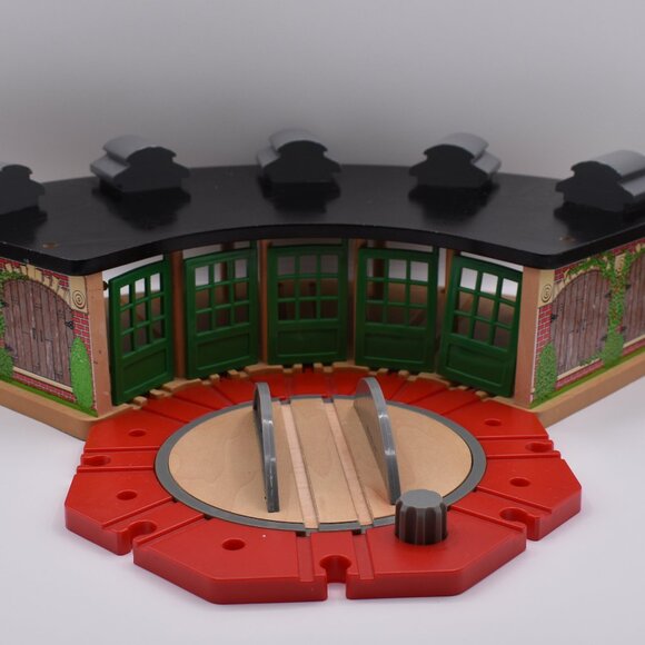 Roundhouse Train Shed w/ 5 Way Switch Track Thomas & Friend Wooden Railway 2004 - Picture 2 of 10